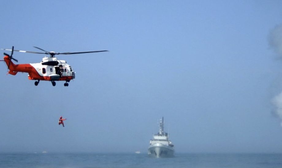 Det er fortsat kun lykkedes at redde en af fiskerne fra kollisionen. Billedet er ikke fra weekendens redningsaktionen. Foto: Hong Kong Government Flying Service