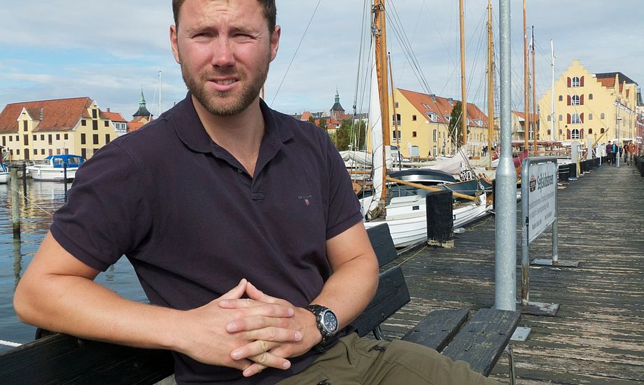 29-årige Christian Liebergreen startede sit sejlerliv som 12-årig på Svendborg Sund. Nu er han igen hjemme i Svendborg: - Her ved den gamle træskibsbro, har jeg tilbragt mange gode timer som knægt. Foto: Søren Stidsholt Nielsen