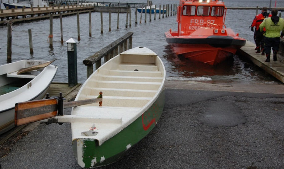 De to lærere og 13 elever sejlede i denne båd, da de kæntrede fredag eftermiddag. Foto: Alarm112danmark.dk