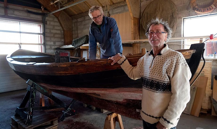 Marstal Søfartsmuseum har fået foræret en smakke. Her klargør Ebbe Andersen båden, mens  museumsleder, Erik B. Kromann, ses til højre. Foto: Søren Stidsholt Nielsen