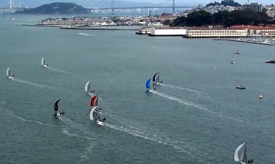 18-footere på San Francisco-bugten, med Golden Gate i baggrund. Der var både vind og strøm. Foto fra videoen
