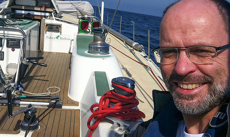 Jens Als om bord på Oceans of Hope. Besætningen var gået under dæk, så Jens sejler den 67 fod lange båd singlehand. Foto: Oceans of Hope