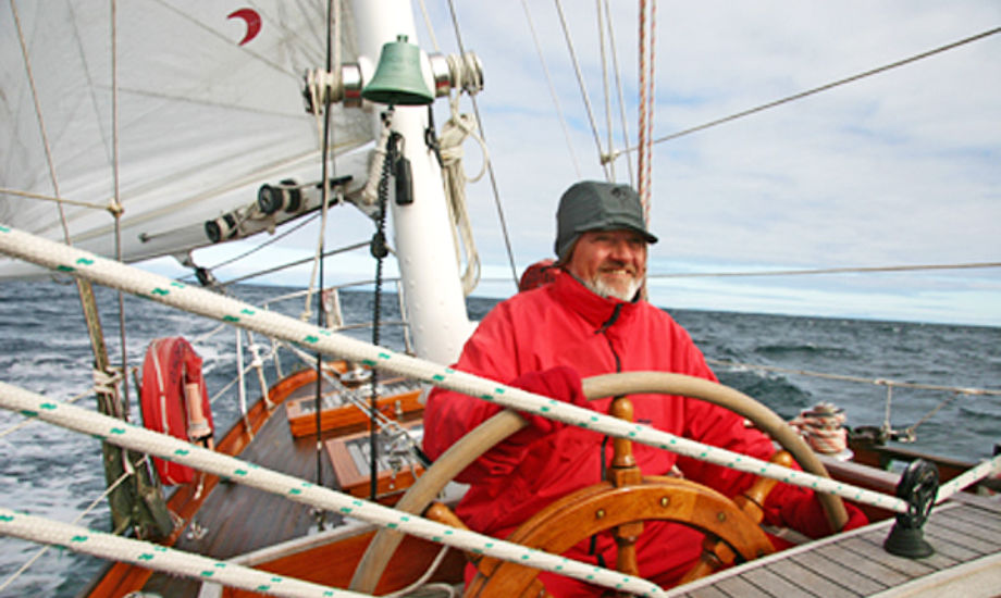 Bent Lyman ses her på 10 m R-båden ”GHOSTER”, der er til salg. Foto: Ulla-Britt