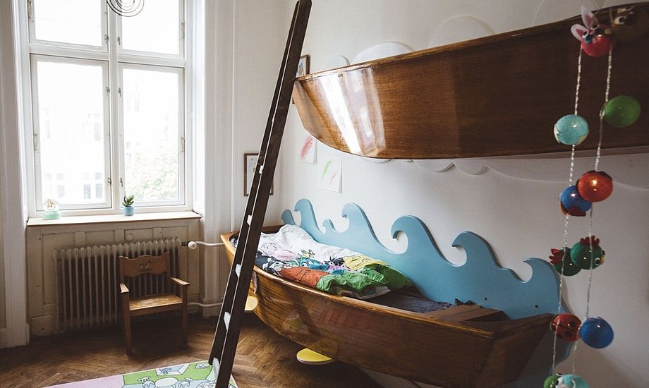 Martin Weis, der er uddannet bådebygger, har lavet køjesengen til sine to døtre. Foto: Martin Weis