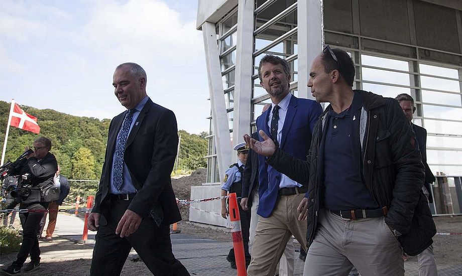 Fra venstre i det nye sejlsportscenter ses Thomas Capitani, kronprins Frederik og Hans Schou. PR-foto