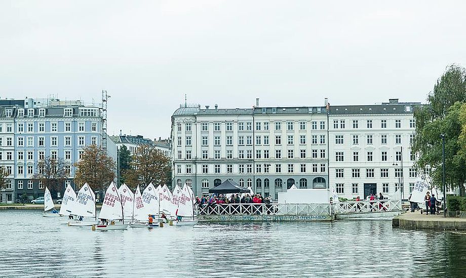 Hold DM for optimister på Peblingesøen i hjertet af København. Endnu en måde at promovere sejlsport på. Foto: Mogens Hansen.