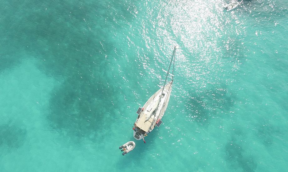Johanna oppefra i det klareste vand på Bahamas. Foto: Cille Rosentoft.