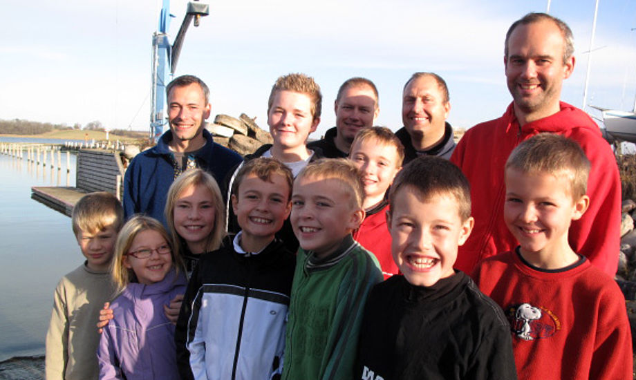 Glade Opti-sejlere i Herslev Strand med forældre og træner. Foto: Troels Lykke