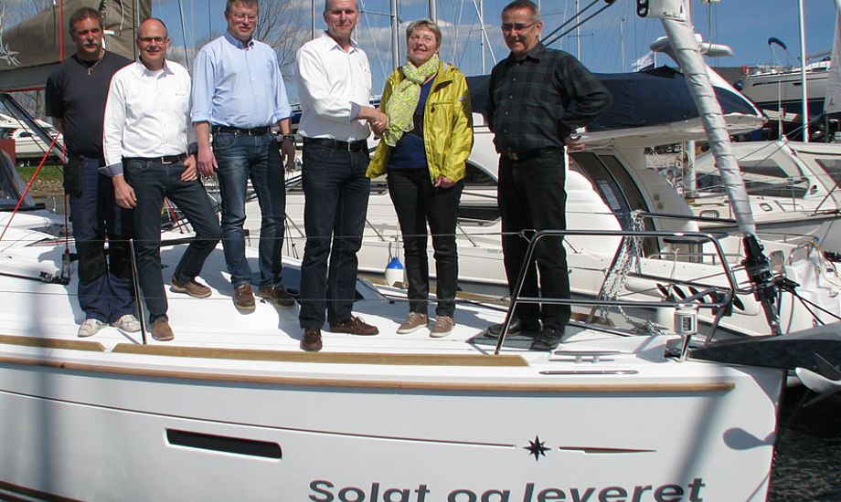 Her er båd nr. 5000 fra Tempo Bådsalg med de nye ejere helt til højre og fra venstre en del af den faste besætning på Tempo Bådsalg: Jørgen Sørensen (servicechef) Gert E. Sørensen, Henrik Jørgensen og Stewart Moeliker-Twigg.