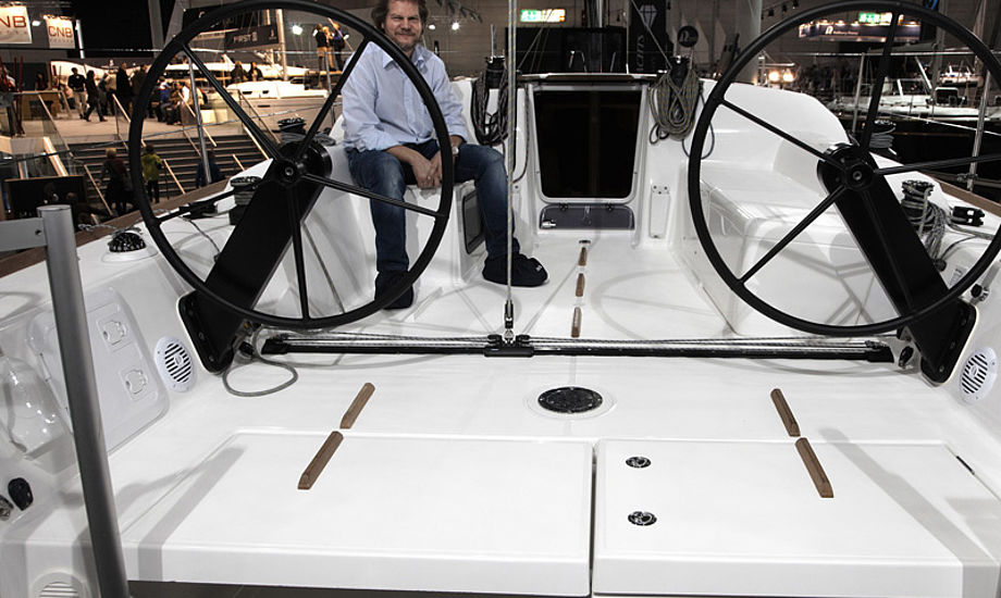 Michael Floor er her om bord på den nye 36 fods båd fra Dufour Yachts. PR-foto