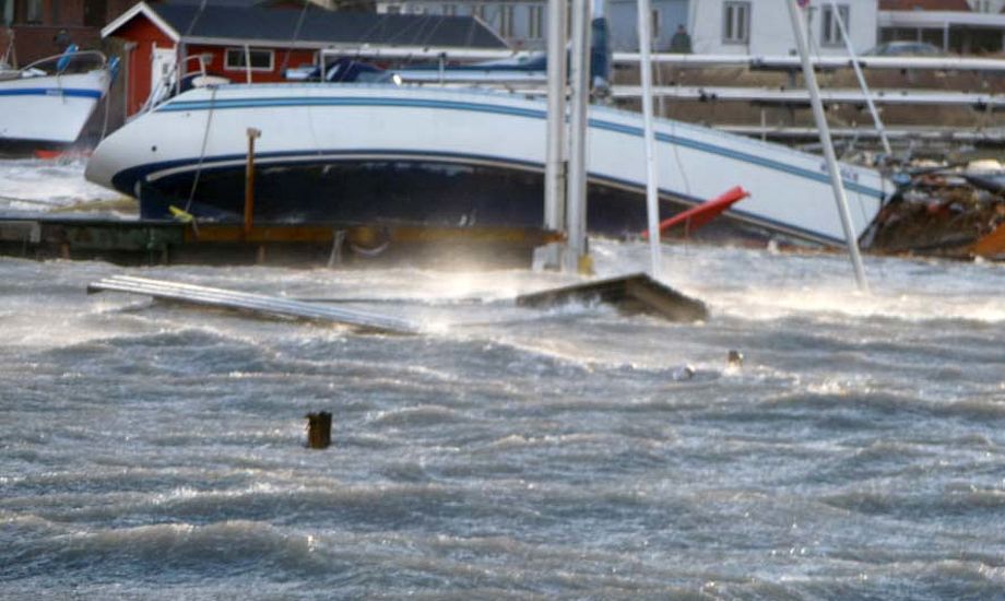 Lige nu er der kun bådejerne, der kommer til at betale regningen for deres ødelagte havn. Her ses kaos i Gilleleje Havn.
