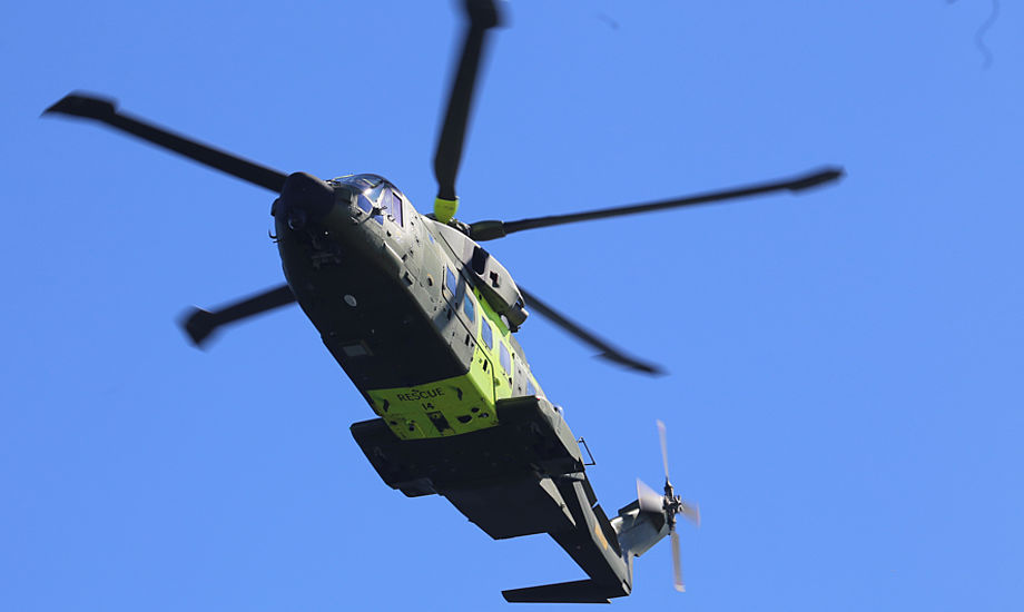 En helikopter hjælper til ved eftersøgning efter windsurfer ved Hornbæk. Arkivfoto: Troels Lykke