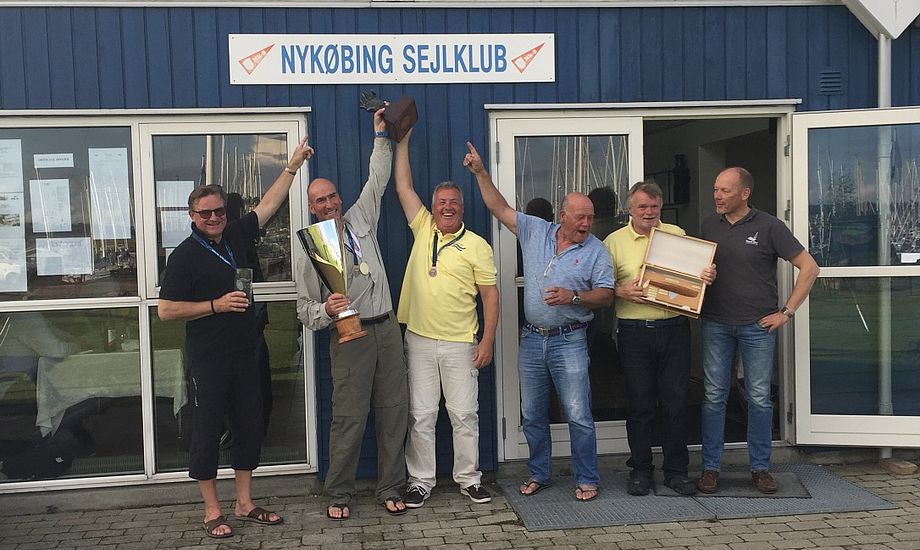 De seks bedste Finnjollesejlere efter DM-stævnet i Nykøbing Sjælland. Nr. 2 fra venstre er Otto Strandvig med pokalen. Foto: Finnjolleklubben