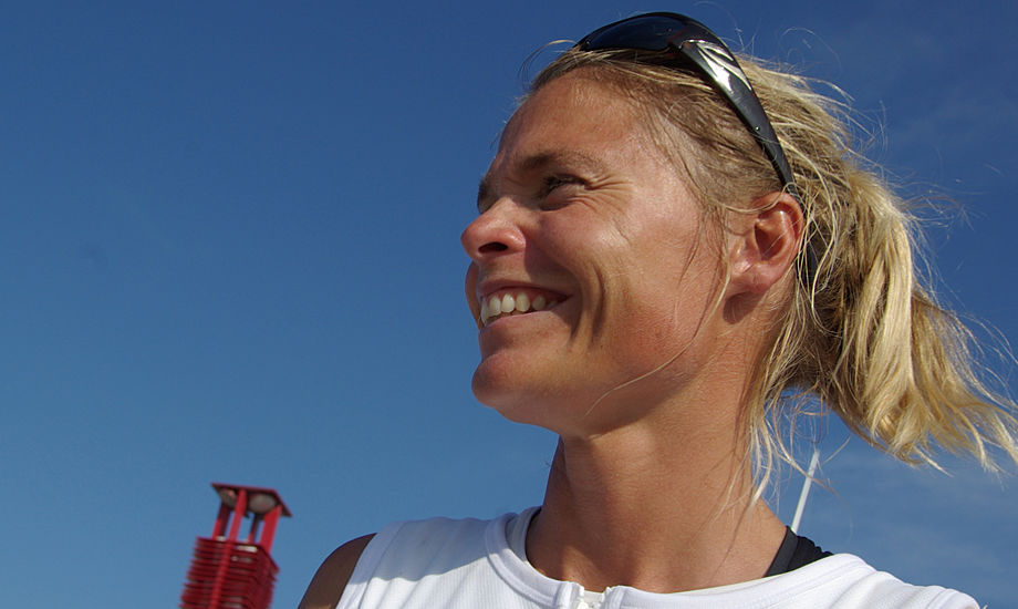 Bettina Honoré, mor til to og uddannet pædagog, er Danmarks suverænt bedste windsurfer. Hun holder foredrag på bådudstillingen. Her ses hun i Kina under OL. Foto: Troels Lykke