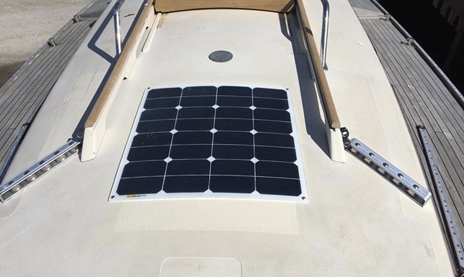 Læs blandt andet mere om disse solpaneler, der forhandles af Kjøller Marine. Foto: Kjøller Marine