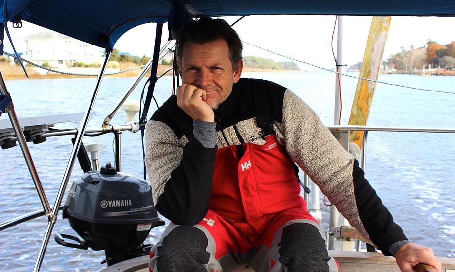 Henrik keder sig lidt med al den motorsejlads på den 30 fods svenske båd, hvor der er en del tekniske udfordringer. Foto: Signe Storr