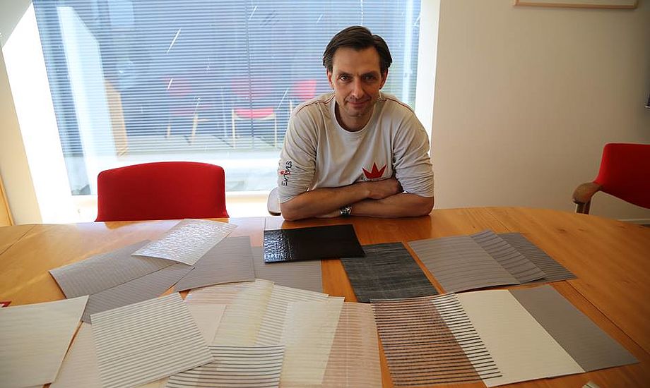 Energiske direktør Niels Bjerregaard har vendt skuden hos Elvstrøm Sails, der igen leverer sorte tal. Her viser han Epex-dug frem. Foto: Troels Lykke