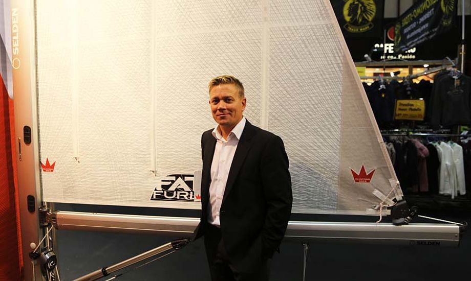 salgschef Espen Kamperhaug fra Elvstrøm Sails fortæller om rullesejlets udvikling siden 1990. I dag er der kappe på Elvstrøm Sails. Foto: Troels Lykke