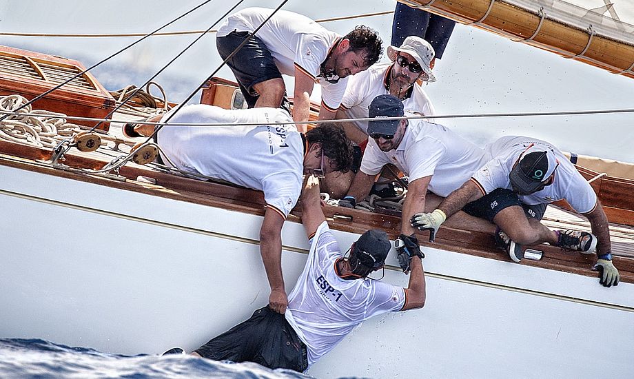 Efter at 15M-båden Hispania krydsede mållinjen i Illes Balears Classics Regatta på Mallorca røg et besætningsmedlem overbord. Et uheld, som blev fanget af fotograf Fernandez Luis og nu er en del af årets konkurrence. Foto: Fernandez Luis