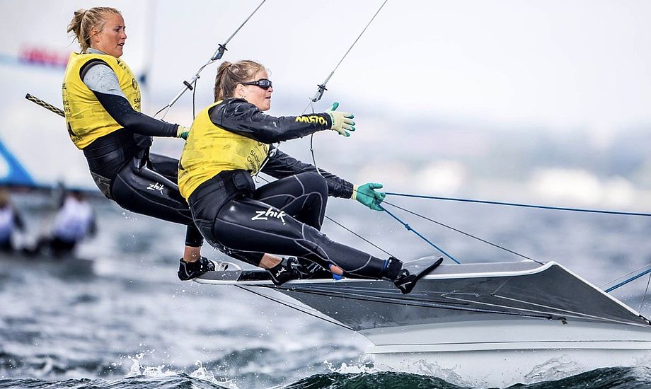 Jena og Katja kan tage den med ro under lørdagens medal race. Guldet er allerede i hus. Foto: Sailing Energy