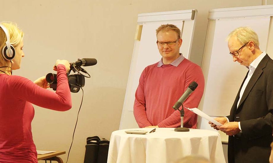 Thomas i midten, mens Jens Bjergmose fra Torm til højre deler prisen ud i Odense. Foto: Troels Lykke