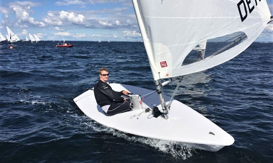 Christian Rost sejler her i mål i Rungsted som vinder af Laser-DM. Han har det nye radialskåret sejl på. Foto: Flemming Rost