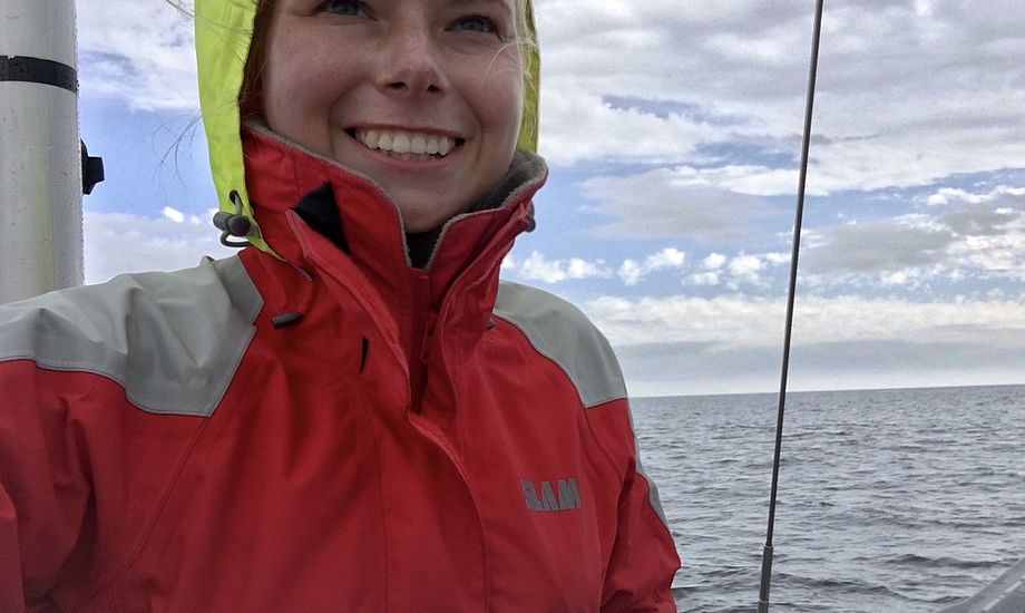 20-årige Sara Sulkjær har skiftet sommerens studenterhue ud med den neongule sejlerhætte, der selv på de sydlige breddegrader kan være nødvendig for at holde hovedet tørt. Foto: Privatfoto