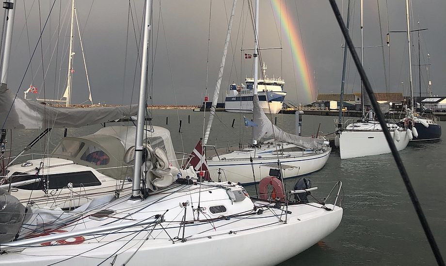 Med en flot regnbue i baggrunden kunne sejlerne gå på udkig i hinandens både, hvor de blandt andet hentede inspiration til singlehand-løsninger ombord. Foto: Anholt Lone Star