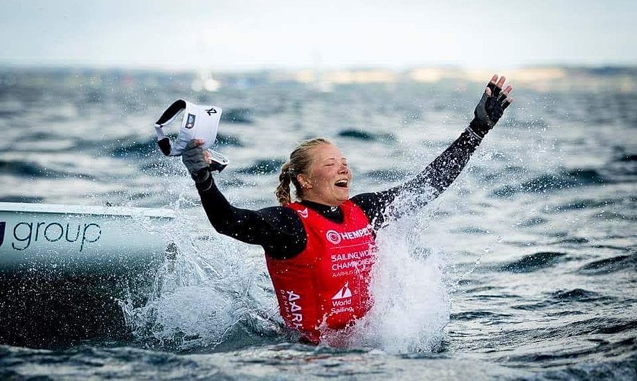 Anne-Marie Rindom fra Horsens Sejlklub var den gode historie. Hun fejrer her sin VM-bronze i Laser Radial. Foto: World Sailing