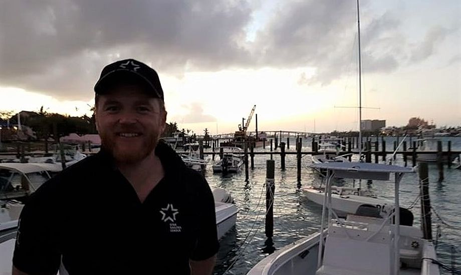 Jonas Høgh-Christensen var en af de sidste til at få en båd op. - Vi tog lige en øl efter sejladsen, sagde en træt KDY-sejler, der her ses i Nassau kl. 17.30 tirsdag aften, lige før solen gik ned. Foto: Troels Lykke