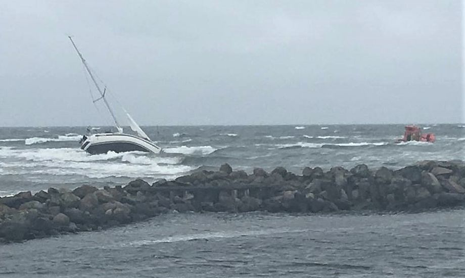Her ligger Bogense-båden i store problemer fredag aften i Nordjylland. Foto: Sæby Redningsstation