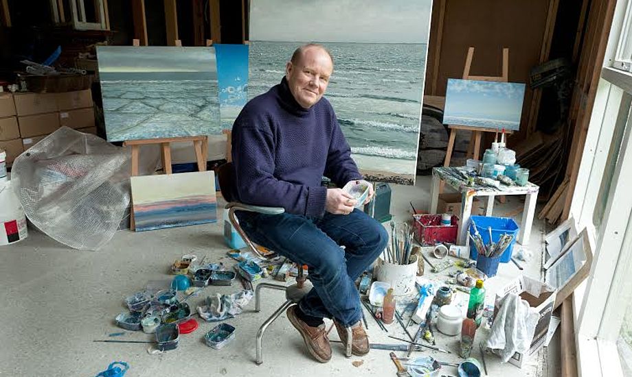 Ken Zier udstiller og udgiver en bog med sine malerier fra Helgenæs. Foto: Ann Malmgren