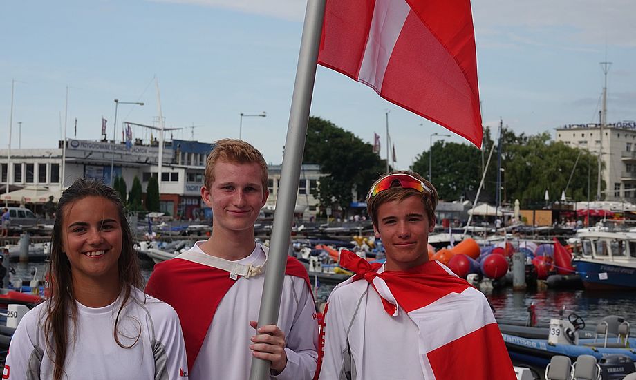 Fra venstre ses Josephine Heegaard, Emil Christensen og Daniel Whittle i Polen, før det går løs i Laser 4.7 VM. Privatfoto