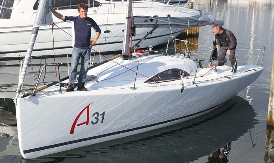 A 31 sejler så hurtigt, at den har kunne følge en Beneteau 40.7 og en Ylva. Foto: Troels Lykke