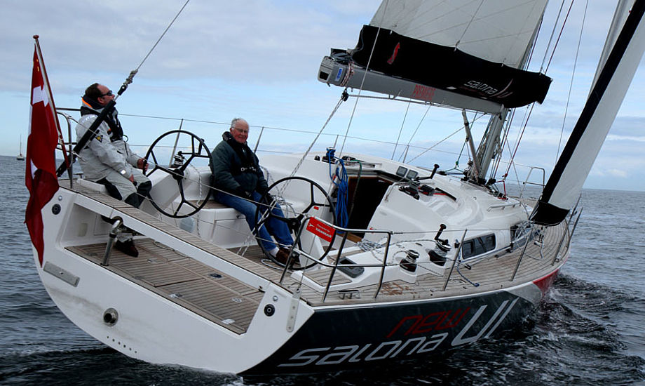 Salona 41 under bådtest på Øresund. Bemærk agterbænken, der også kan bruges til landgang. Foto: Troels Lykke
