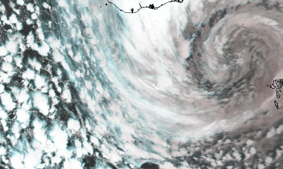 Satellitbillede fra den færøske orkan sent torsdag den 24. november 2011