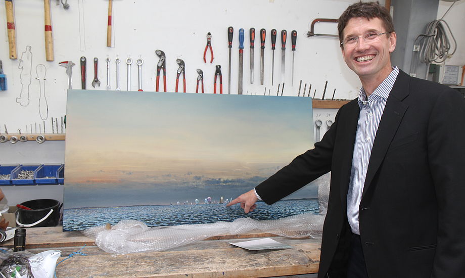 Jens Quorning peger her på sin båd, der befinder sig på Ken Ziers flotte maleri, som Jens fik i gave af sin hustru, Lene. Foto: Troels Lykke