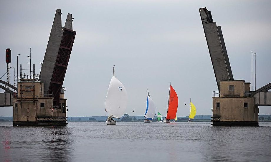 Deltagerne skal blandt andet passere Guldborgsundbroen, som vil stå åben for sejlerne. Foto: Vegvisir Race / Jan Sommer