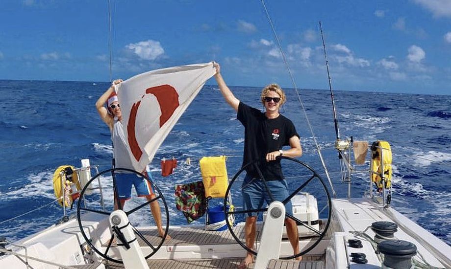 Pro-skipperne Victor Fuglsang og Jonas Foged Larsen lader Oure-flaget blafre over Atlanten. Foto: Oure Sport og Performance / privat
