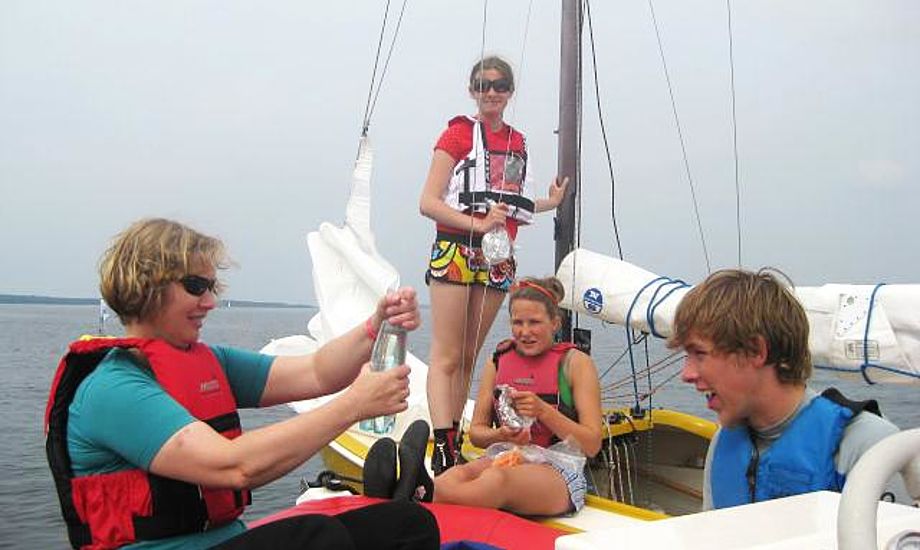 Ilene Eriksen på vandet med potentielle unge kapsejlere. Foto: YF