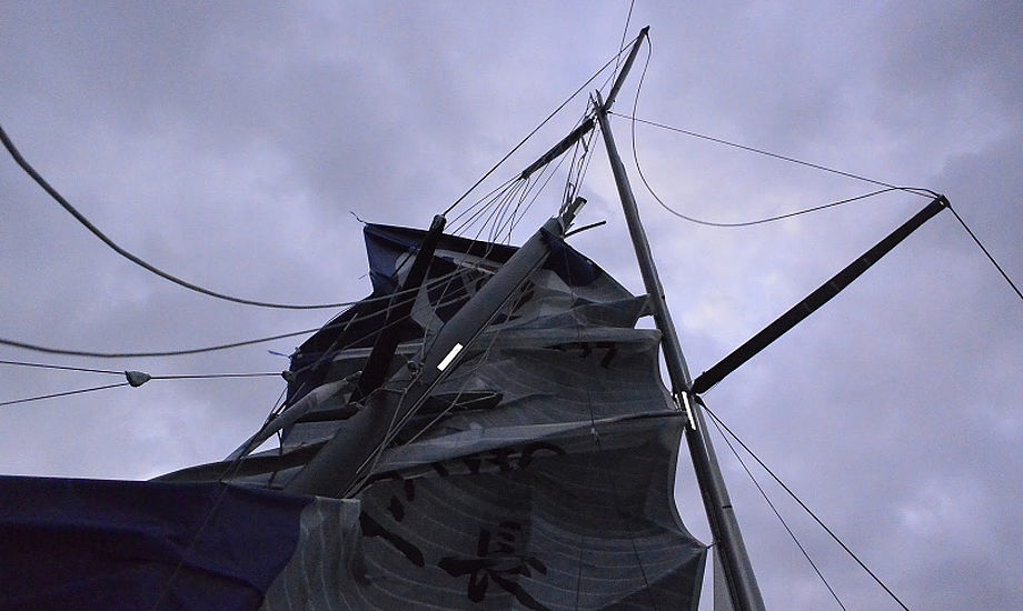 Masten knækkede da det blæste 10 m/sek. Foto: Kojiro Shiraishi