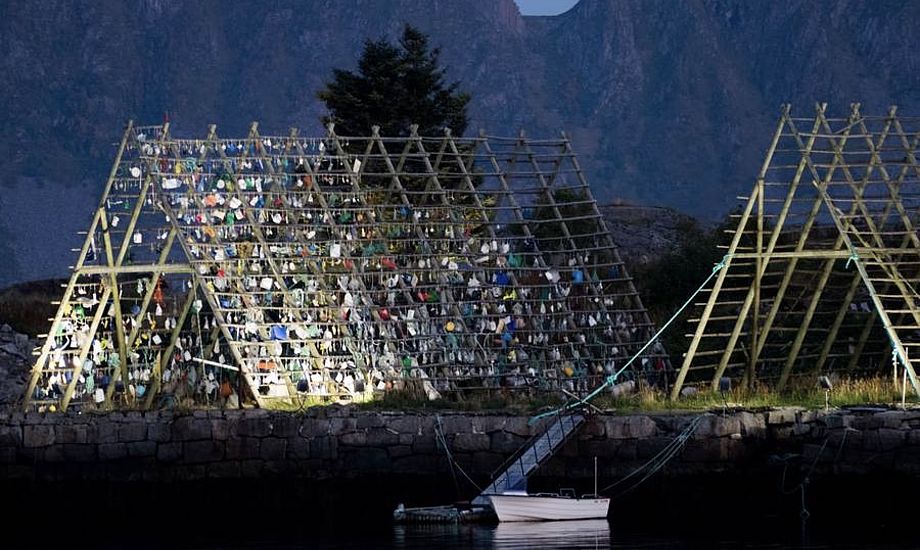Kunstværket på tørfisk-stativet tager form i Lofoten. Det ophængte affald er indsamlet af Hurtigrutens passagerer. Foto: Søren Stidsholt Nielsen, Søsiden, Fyns Amts Avis