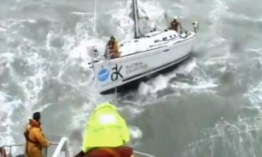 Dårligt vejr i den Engelske kanal, er virkelig dårligt. Her er der op til 6 meter høje bølger. Foto fra video