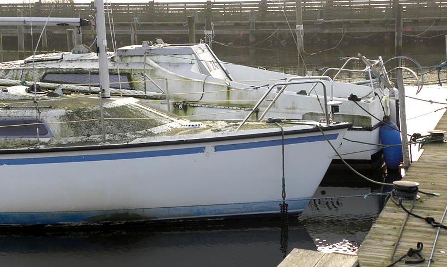 Sidste salgsdato er vist overskredet. Denne båd kan næppe sælges, så hvad med at skrotte den i stedet. Foto: Kim Specht