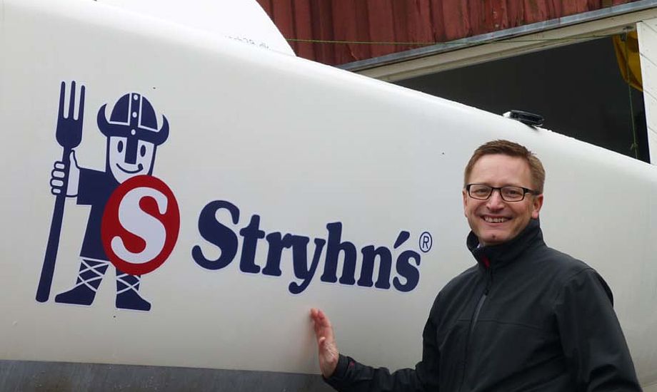 CFO i Stryhns Lars Egedal, som selv er en ivrig og passioneret sejler, var selv med til at påsætte bådens nye navn.