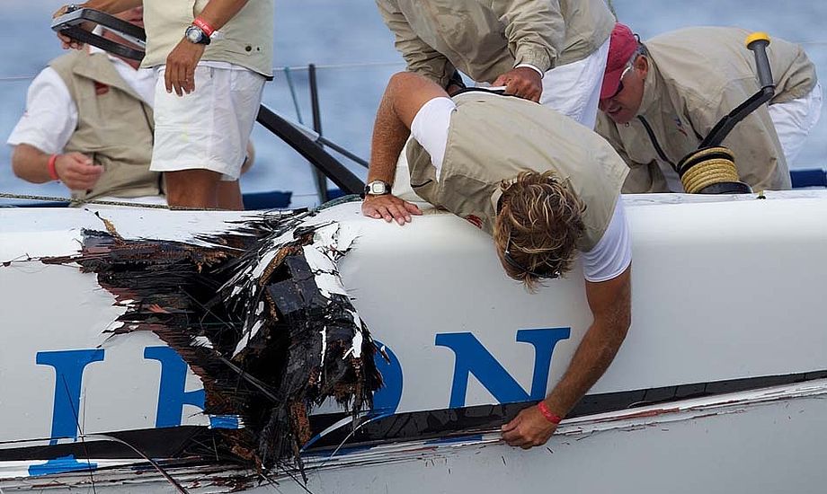 Utroligt men sandt, professionelle sejlere dummer sig massivt. Se bare hullet her i Bribon. Foto: Ian Roman/Audi MedCup