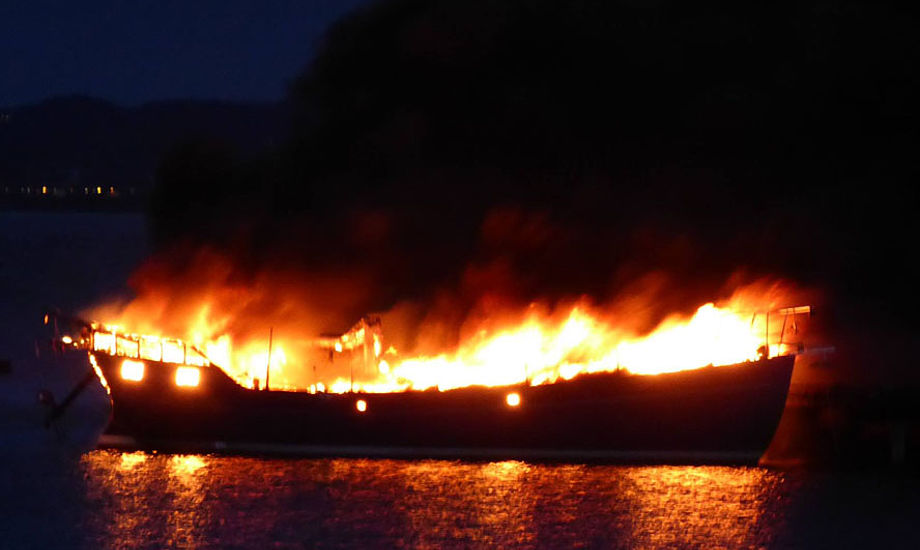 Ejeren overlevede fordi han blev dårlig af gassen og gik op på dækket, hvorefter båden brændte lige efter på Hirsholmene.