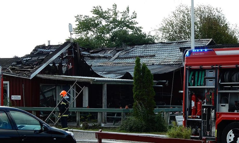 Klubhuset i Marbæk brændte tilbage i juni. Havneejer, Jeppe Sonne, har endnu ikke fået ny byggetilladelse. Foto: Jeppe Sonne