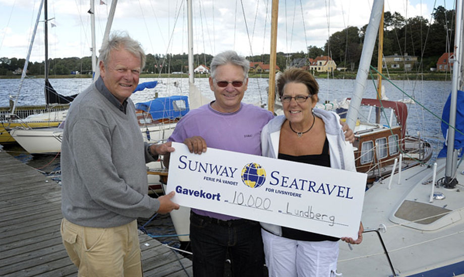 Heidi og Gert Lundberg til højre, får overrakt gavekort fra Sunway Seatravel og Pantaenius Af Michael Bygballe. Foto: Niels Kjeldsen
