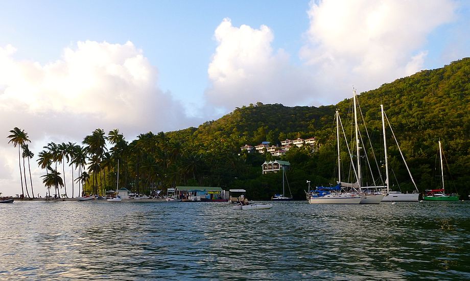En tragedie er opstået i St. Lucia, Marigot Bay, hvor Signe Storr og Henrik her ligger side om side med ægteparrets båd, Magnetic Attraction. Foto: Signe Storr